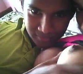 . Srilankaanse tiener paar Kissing titty