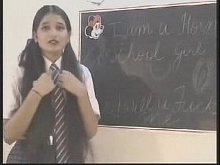 Непослушная девушка индийского колледжа наказала