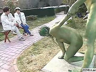 Groene Japanse tuin standbeelden neuken almost het openbaar