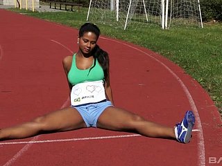 巴西赛跑者完成了她的伸展和手淫到性高潮