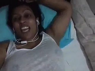 Zia dello Sri Lanka che mostra sneezles parte superiore del corpo