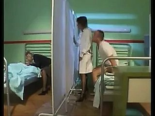 Nữ y tá bắt đầu một bệnh viện nóng 4 chiều