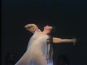 ओपेरा में नग्न नृत्य