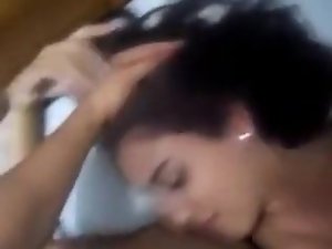 Ragazza teenager arabo nail-brush il suo fidanzato