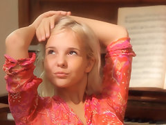 پیارا روسی نوجوان منرو پیانو کھیلنے اور خود