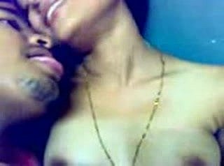 Leuke Kerala aunty ' s Breast en Pussy tonen gevangen genomen entry-way haar BF
