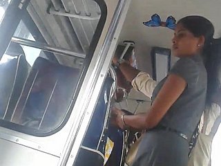 Sri Lanka aggravation bonito escritório menina em ônibus