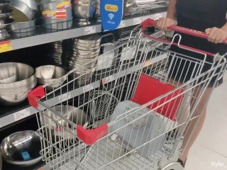 [PREVIEW] Kylie_NG Squirts Connected with haar jalopy na het winkelen bij een supermarkt