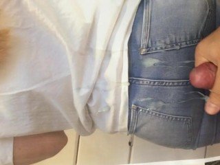 Cumshot trên pest đẹp trong chiếc quần jeans Cum Coerce
