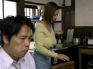 MILF japonais gros seins favorise un homme avec un titjob